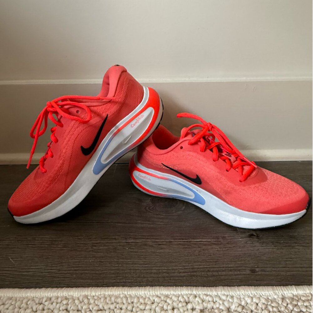 Size 6 Women's Nike Journey Sneakers with Comfiride technology